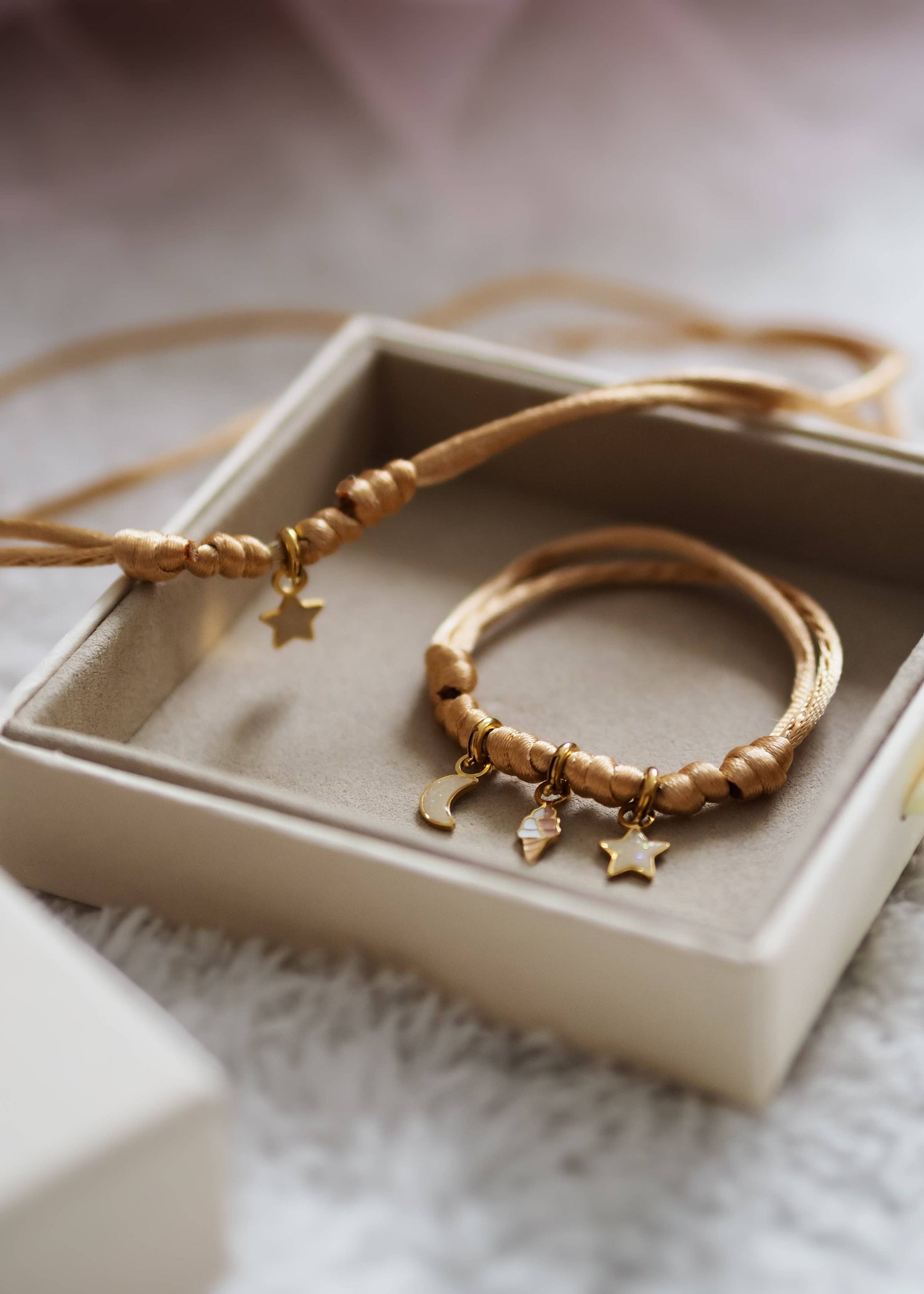 Fabrique Mon Bracelet - Pêche Douce: Soft Peach / Two Hoops ( 2 charms )